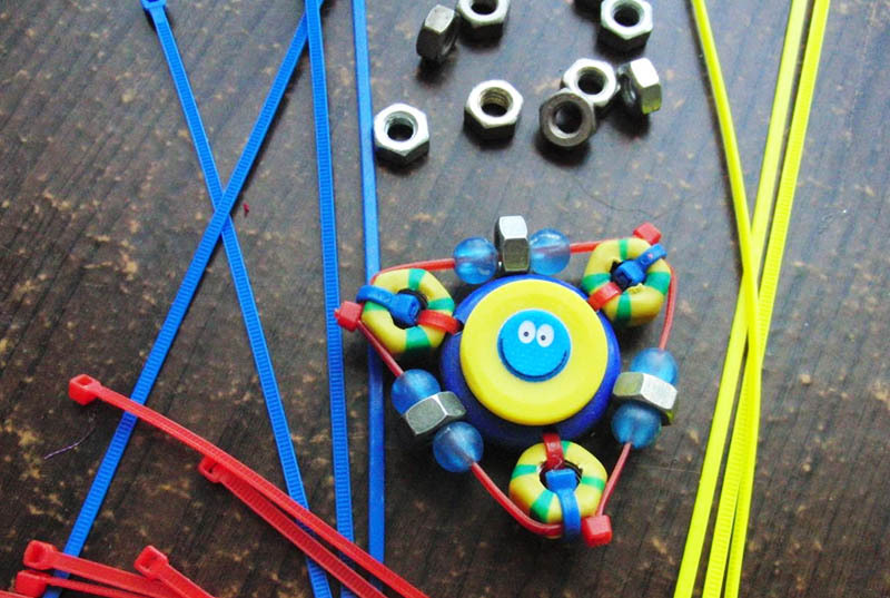 Einige schaffen es sogar, aus Plastikkrawatten ein Spinner-Spielzeug zu machen.