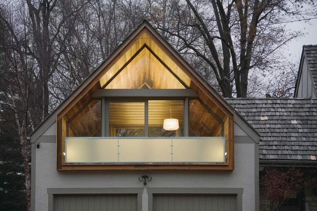 תאורה במרפסת הפנימית בעליית הגג