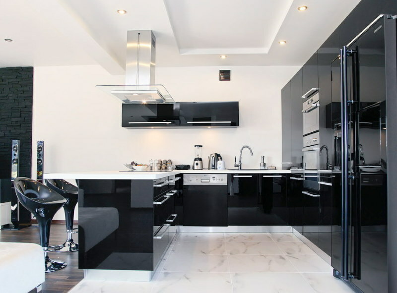 Siyah beyaz mobilyalı yüksek teknoloji mutfak