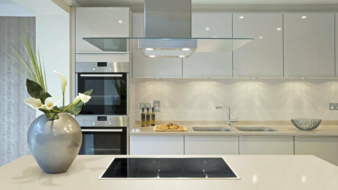 Hvitt kjøkken i moderne stil