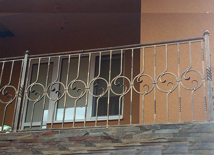 Garde-corps forgé à la main sur le balcon du grenier