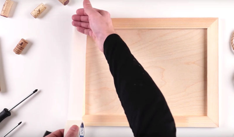 Para fazer a bandeja tal, você só precisa de uma moldura de madeira com um suporte de madeira compensada. Cobrir o quadro com fita adesiva ao redor do perímetro