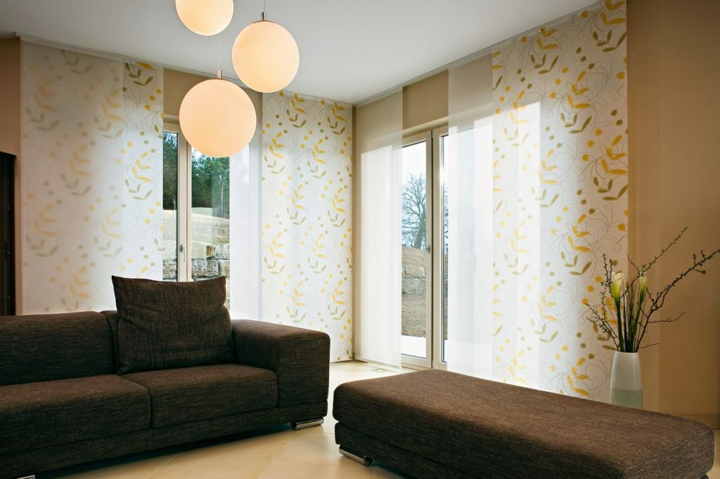 Sala de estar con cortinas japonesas claras