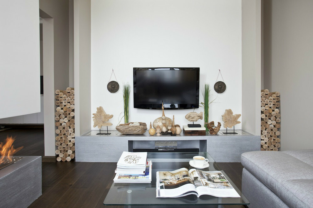 A localização da TV e da lareira em diferentes paredes da sala de estar