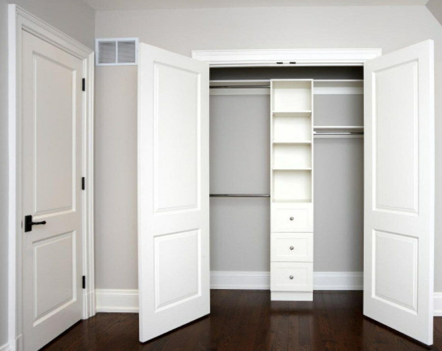 Białe drewniane drzwi w garderobie