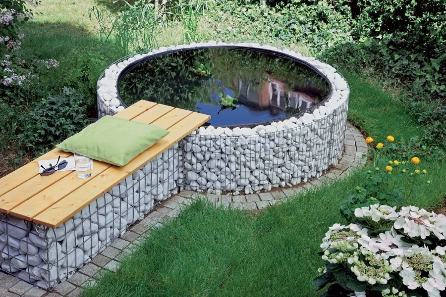 Umělý rybník gabionů na jejich letní chatě