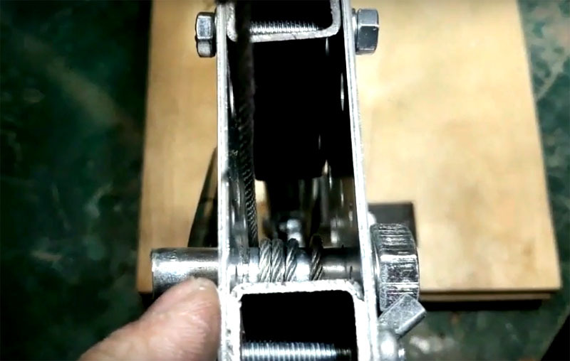 Den första versionen av mekanismen för rörelse av hylsan med en borr är en hiss. Den består av en roterande bult med en kabel lindad runt den, vars ena ände är fäst vid stativets ovansida.