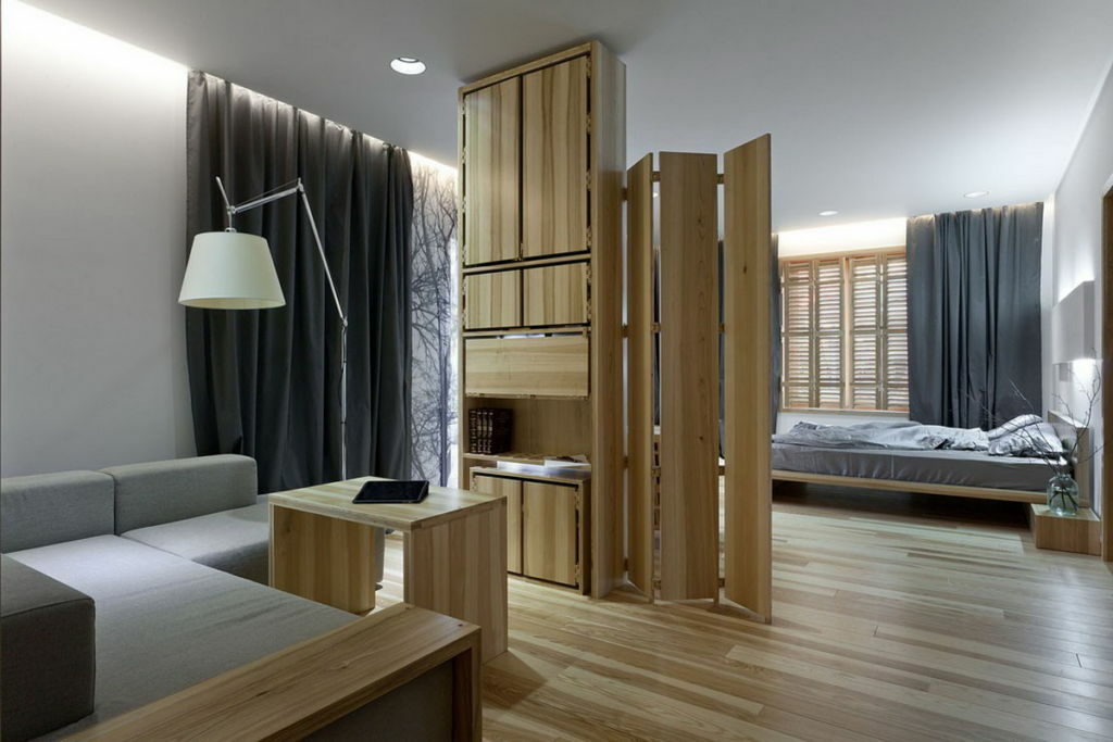 Miegamojo-svetainės interjeras studijos tipo apartamentuose