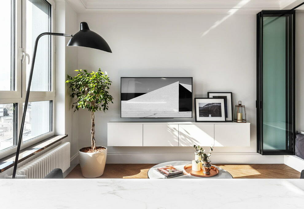 Hängande TV -stativ i ett litet vardagsrum