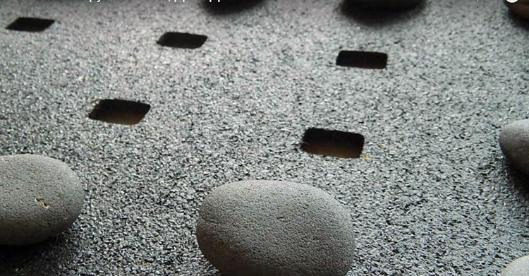Innan du håller en sten, fäll ut det "puzzle" på mattan, noggrant välja varje sten storlek. På kanten är bättre att sätta större stenar i centrum - mindre. Om du har stenar i olika färger, kan du även göra några enkla mönster som en ram eller en cirkel i mitten