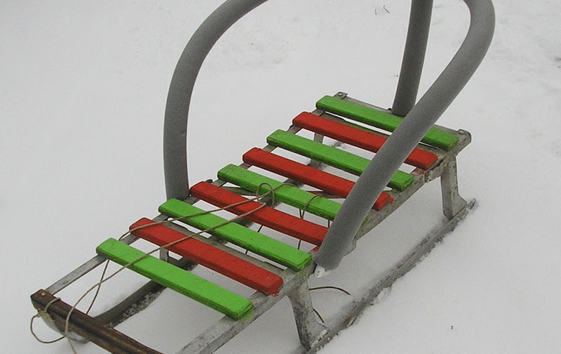 Cool idee om oude sleeën te gebruiken (en niet alleen) om door de bergen te skiën