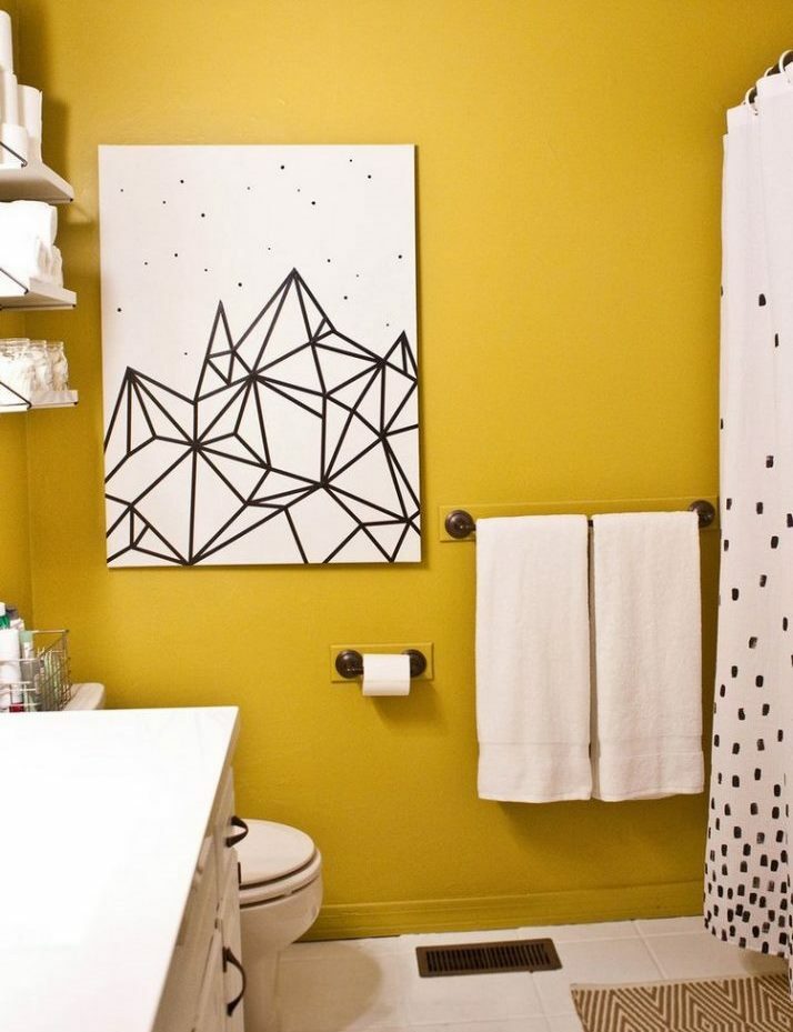 Abstraktus paveikslas „pasidaryk pats“ ant vonios sienos