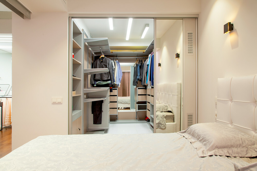 Cabina armadio con ampia zona in camera da letto
