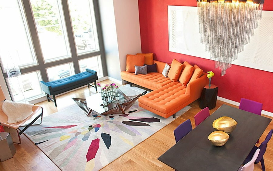 Moderne woonkamer met tapijt op de vloer