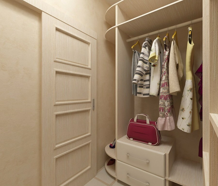 Mini armario abierto en un pequeño pasillo.