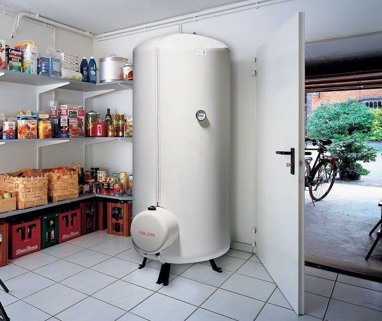Dujinis šildytuvas užima daug vietos, ir tai yra vienas iš jo naudojimo trūkumų.