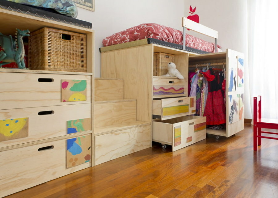 Utdragbar garderob i barnrummet med en yta på 15 rutor