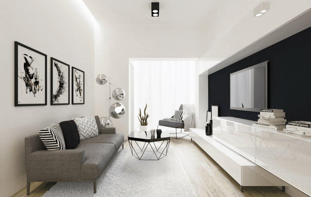 Sofá gris en una estrecha sala de estar con techo blanco