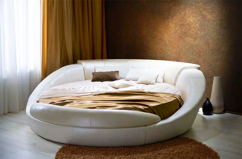 C'est une tout autre affaire si un lit rond apparaît dans la chambre. Ensuite, l'impression change radicalement et l'intérieur devient reconnaissable.