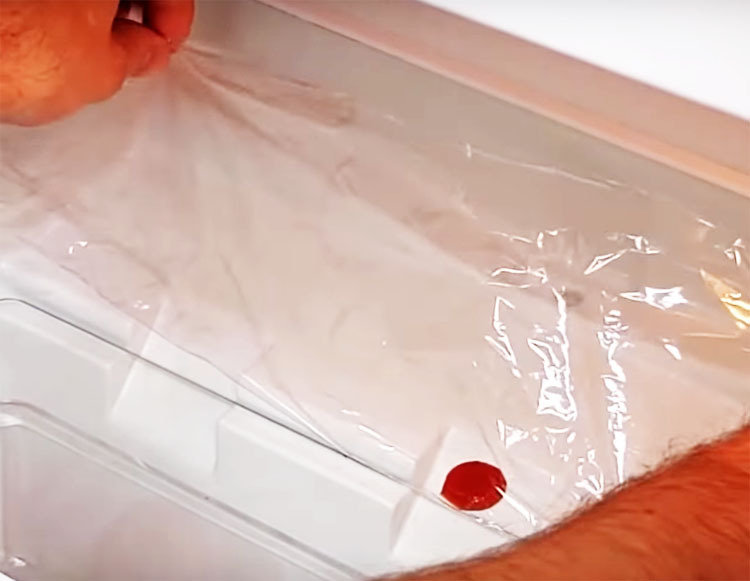 La solución es sorprendentemente simple: coloque una película adhesiva delgada en los estantes para empacar los alimentos