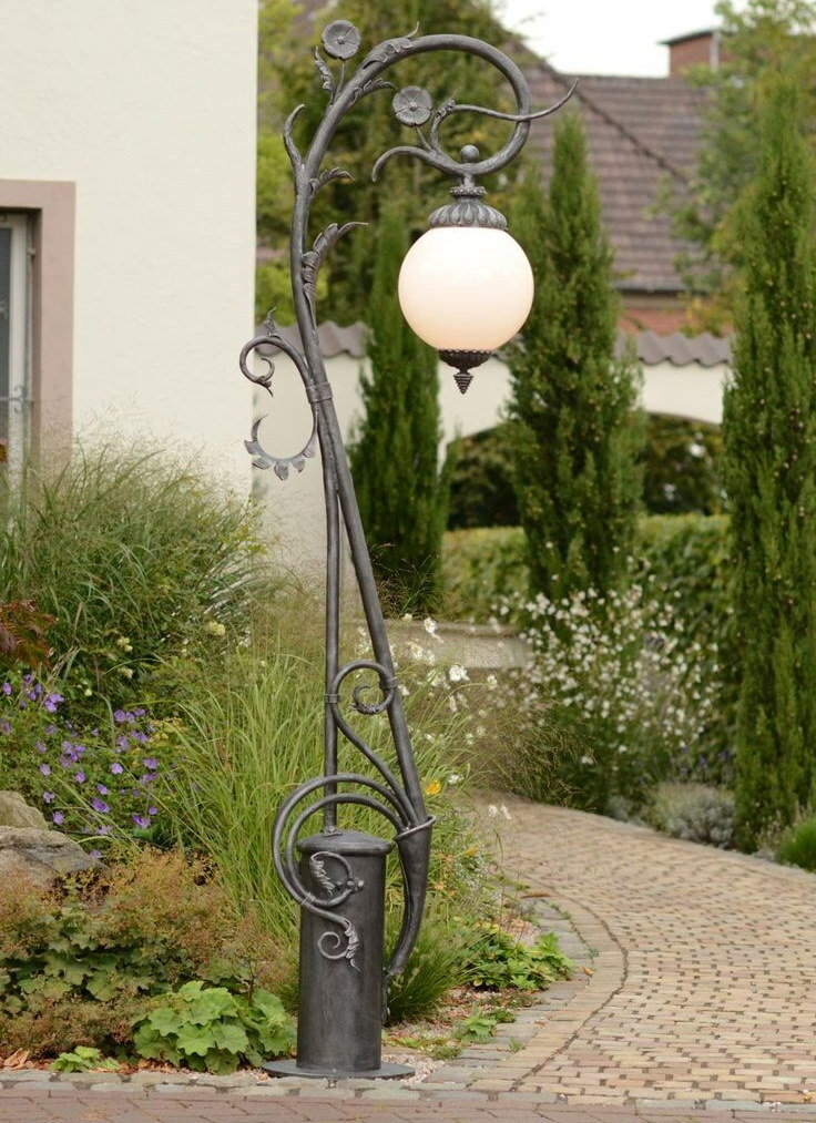 Kovaná lampa pred bránou vidieckeho domu