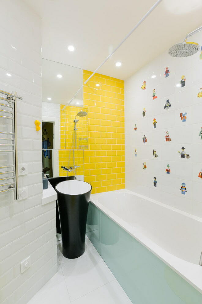 Geltona akcento siena vonios kambaryje