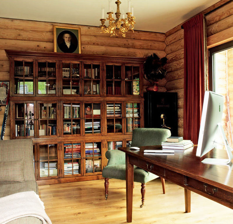 A dolgozószoba lenyűgöző tömörfa szekrényt tartalmaz üvegajtókkal, amely a család kiterjedt könyvtárának ad otthont