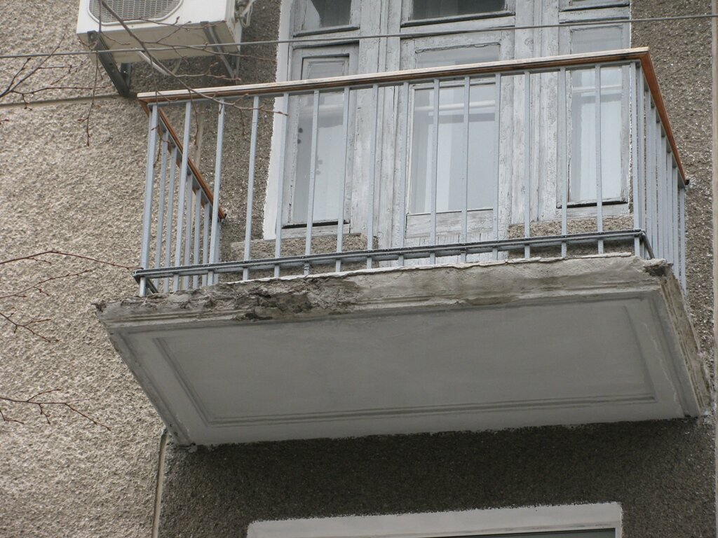 The destruction of the balcony slab in the Khrushchev panel house