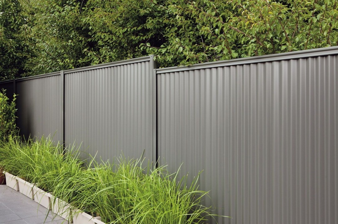 Une clôture en tôle profilée dans la conception du paysage: les types de matériaux, en particulier bord ondulé