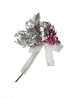 Bouquet em um saco com suspensão, uma maçã prateada com flores e bagas prateadas e roxas