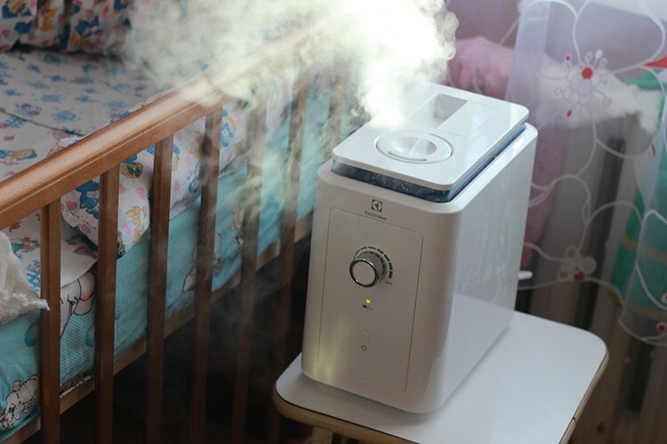 Det är bättre att installera en luftfuktare i barnets rum när barnet inte är i närheten.