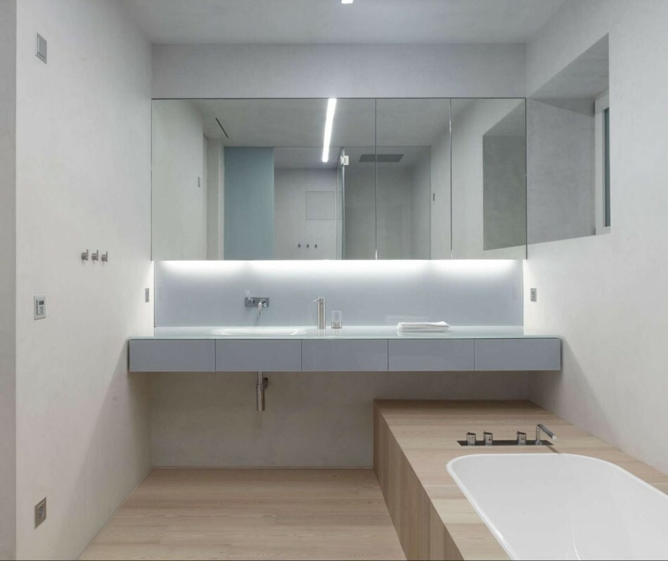 Balto vonios kambario apdaila minimalistiniu stiliumi