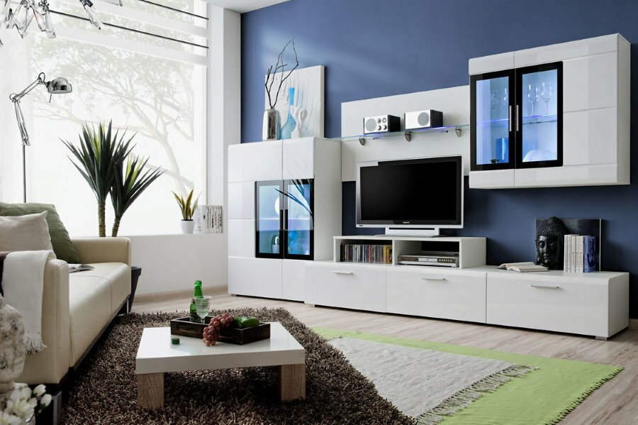 Dzīvojamās istabas mēbeles ar baltām mēbelēm