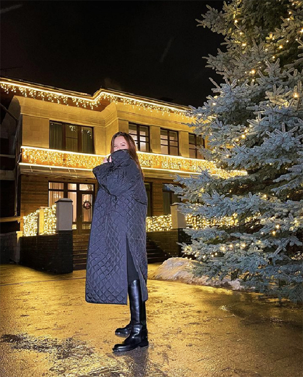 La mansión donde vive la ex participante del programa " Bachelor" Daria Klyukina