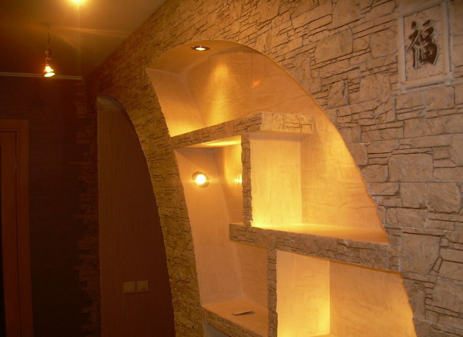 Illuminated niches in an arched plasterboard opening