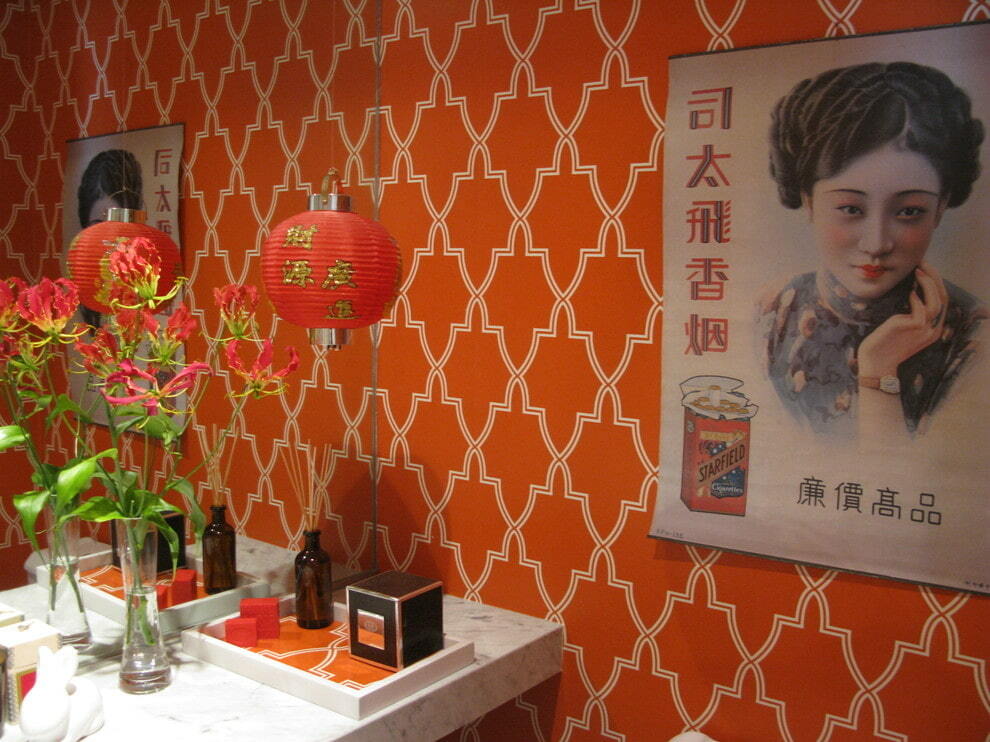 Czerwona tapeta w orientalnej łazience