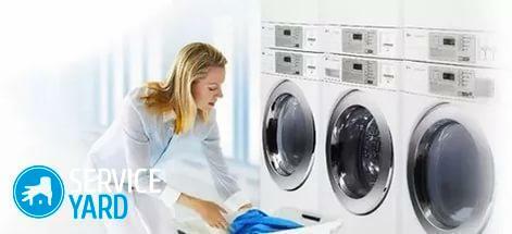 Lavando le coperte in lavanderia