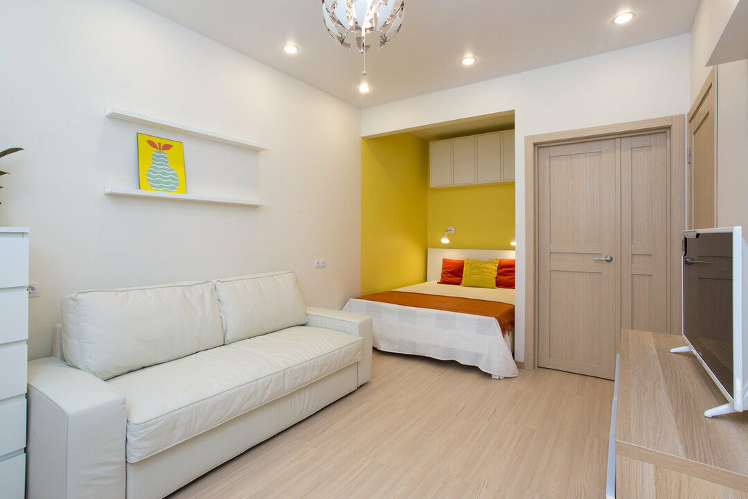 Soba s nišom u jednosobnom stanu: namješten dizajn interijera, fotografija