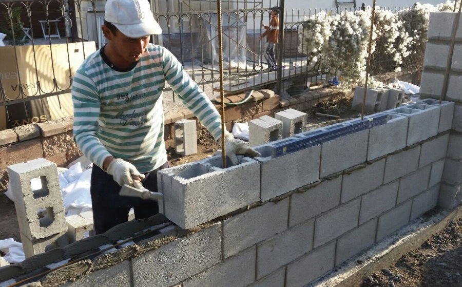 Pokládka části blokového betonového plotu