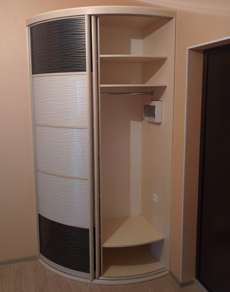 Půlkruhový typ šatní skříně v malé chodbě