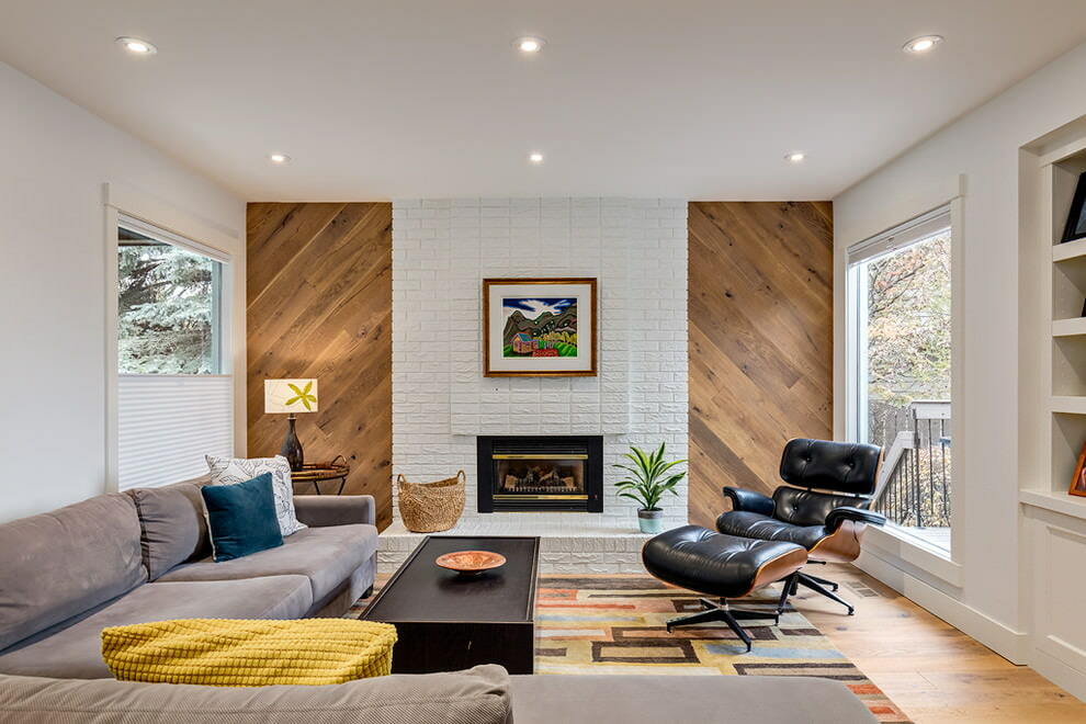 Velký obývací pokoj s laminátovými panely ve výklencích