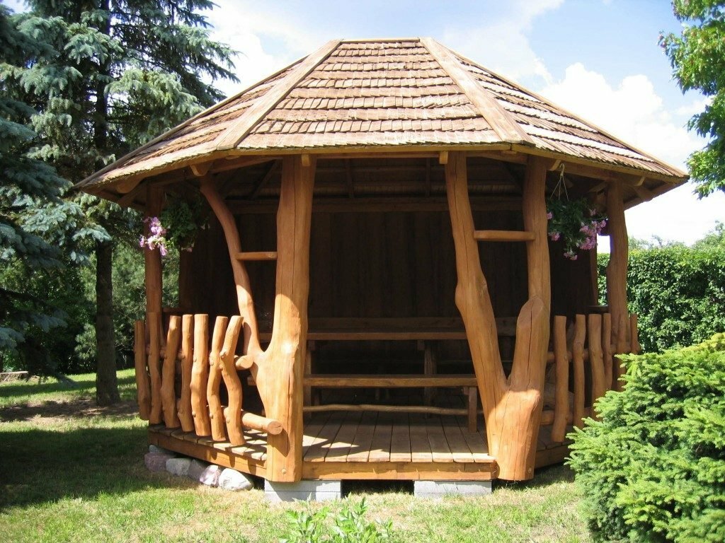 ביתן חצי פתוח עשוי גזעי עצים