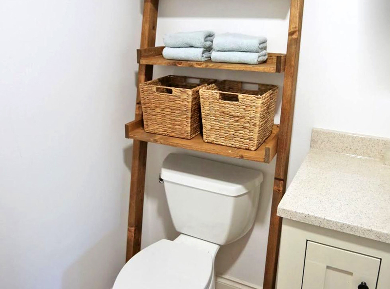 Den mest logiske mulighed er over toilettet, hvis du har et kombineret badeværelse. Kommunikationsrørene er normalt placeret her, som ser uattraktive ud. Æsker og kasser vil perfekt skjule al denne skændsel