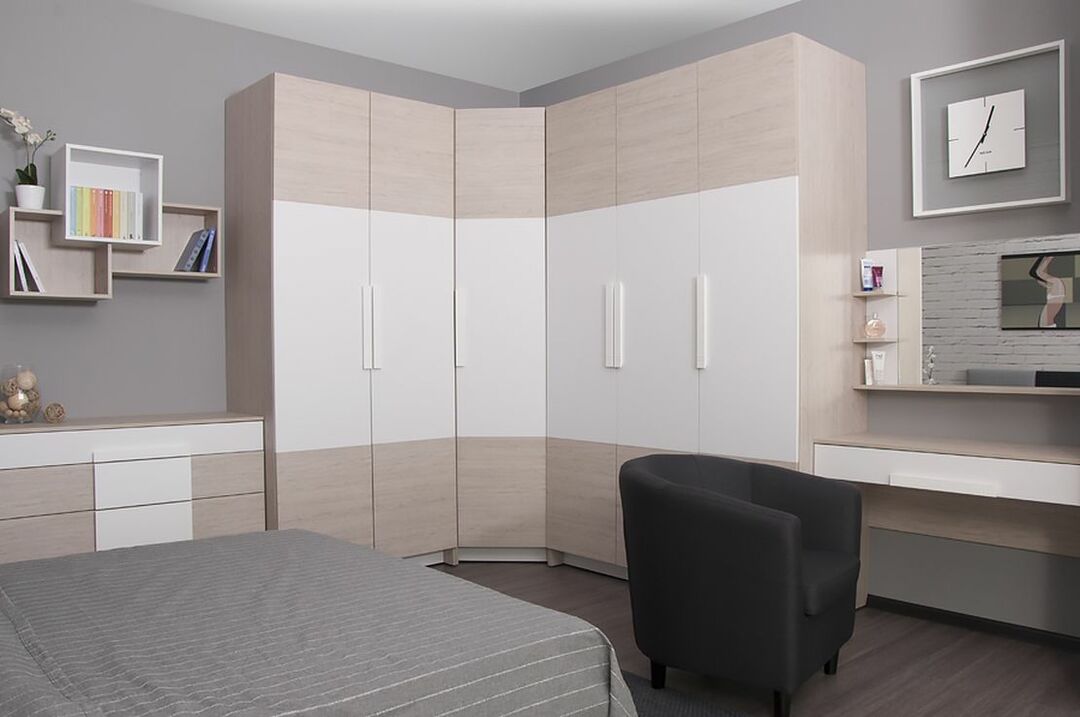 Kotna garderobna omara v spalnici: modularne, ozke in druge možnosti, notranje fotografije