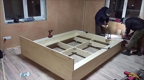 Nõu tisler - muutes luksuslikest voodi on valmistatud puidust