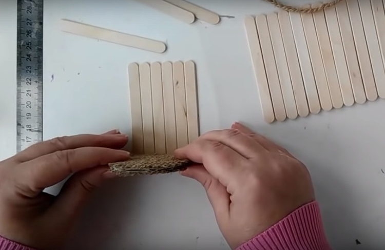 Fold the sticks in a glad and perpendicular to them with hot glue, attach the side walls. Turn the bottom of the box