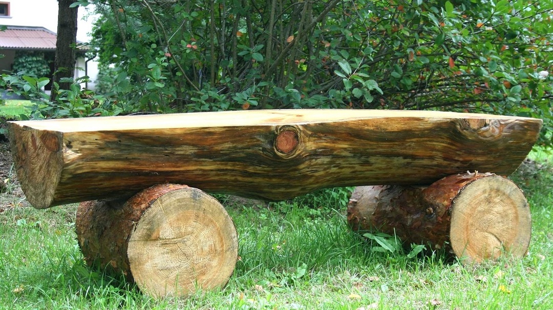 banco de jardín de troncos