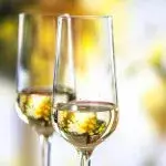 What do white wine glasses look like?