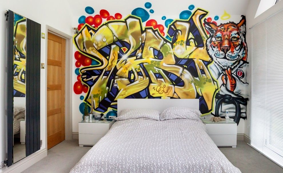 Bir genç kızın yatakta Grafiti