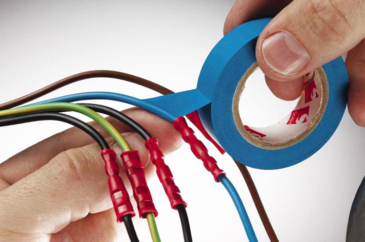 Hvordan på en pålitelig måte isolere en ledning uten elektrisk tape ved hjelp av en plastplugg og annet materiale tilgjengelig